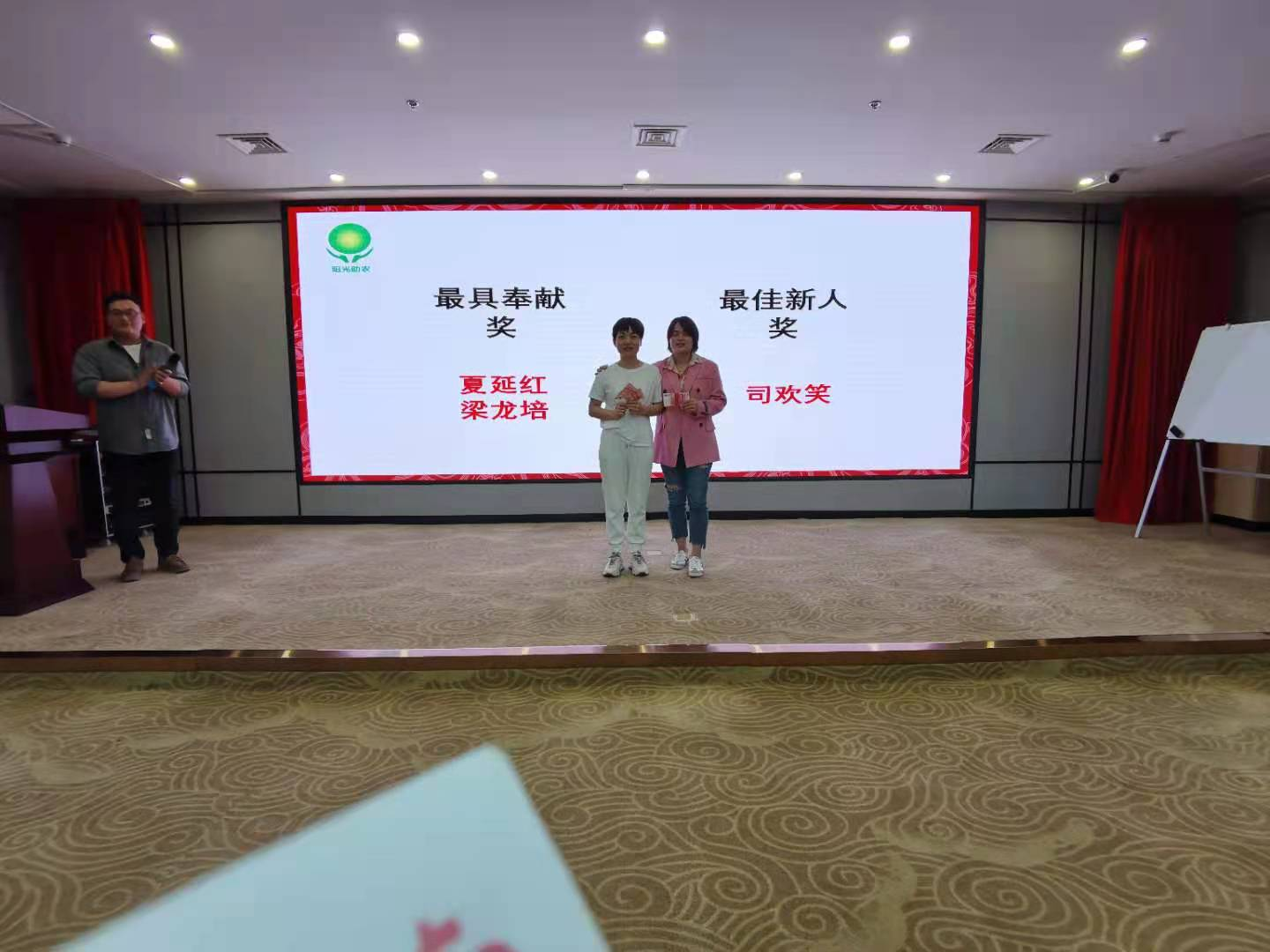 最具貢獻獎獲得者頒發(fā)現(xiàn)金獎勵